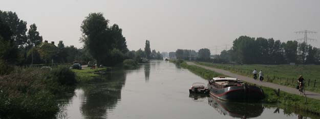 De Zweth vanaf de brug bij de Bonte Haas; rechts de Zwethzone.
